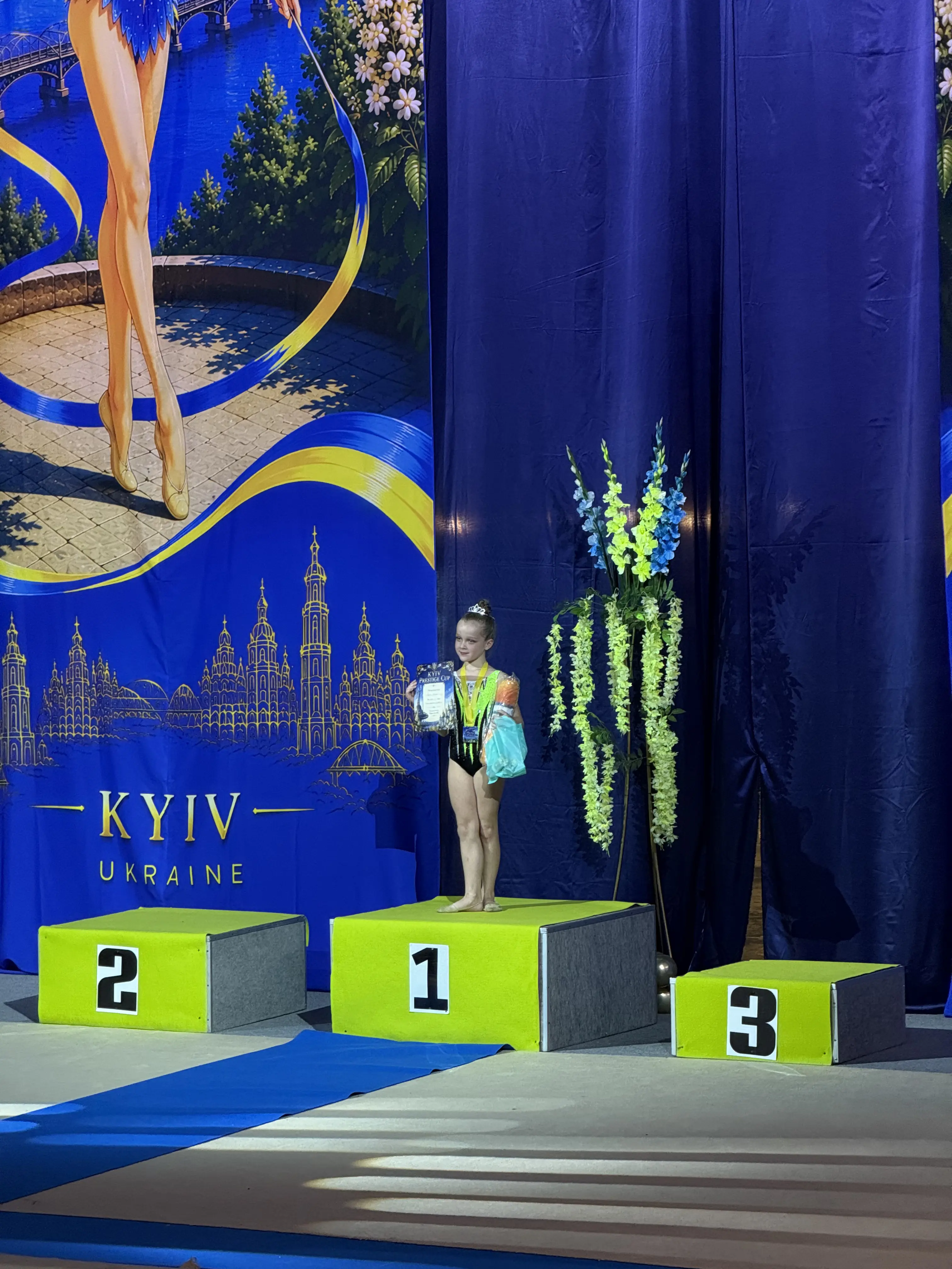 Юна гімнастка Estela з дипломом на першому місці пʼєдесталу Kyiv Prestige Cup
