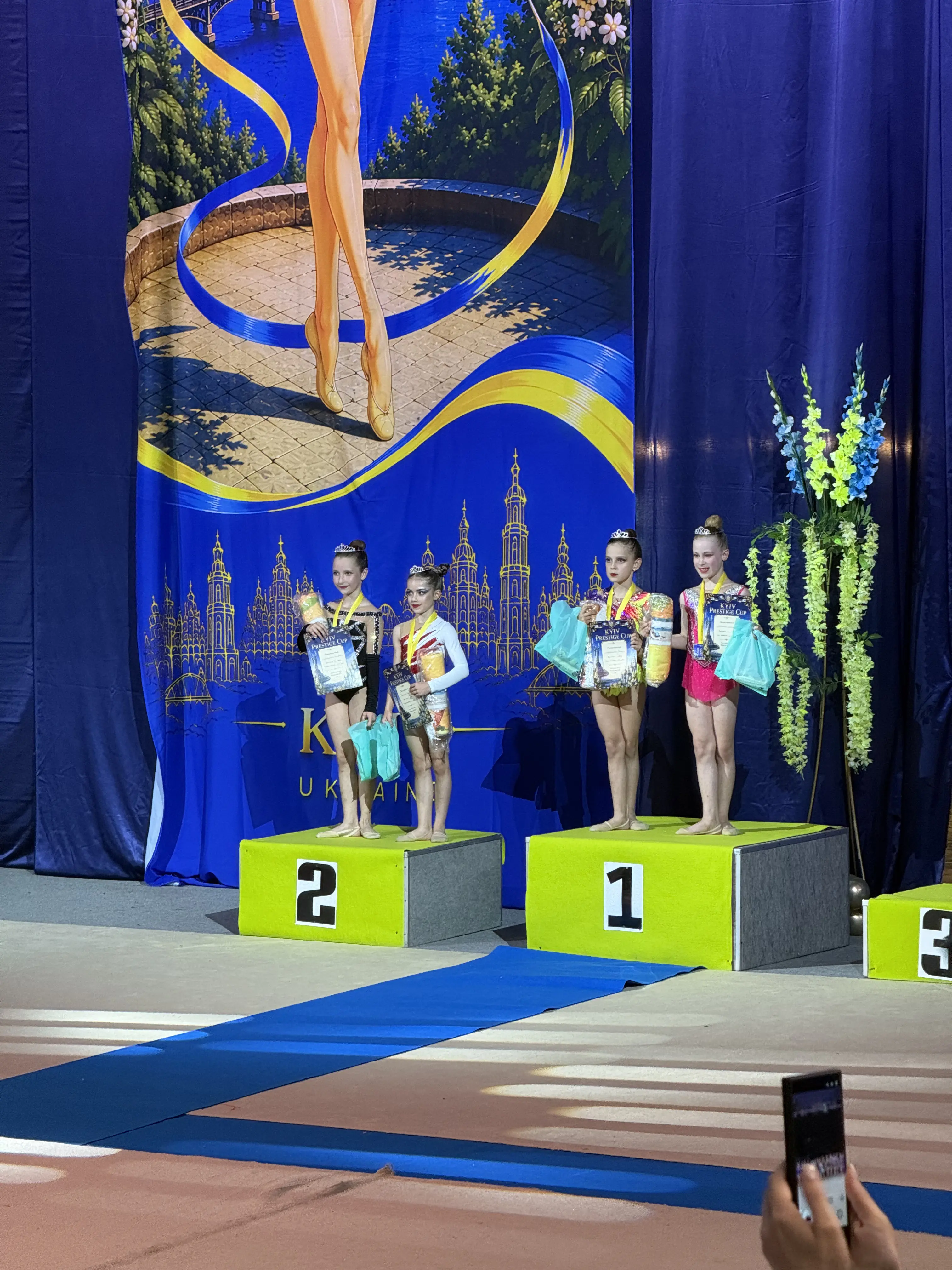 Вихованки Estela на пʼєдесталі після виступів на Kyiv Prestige Cup