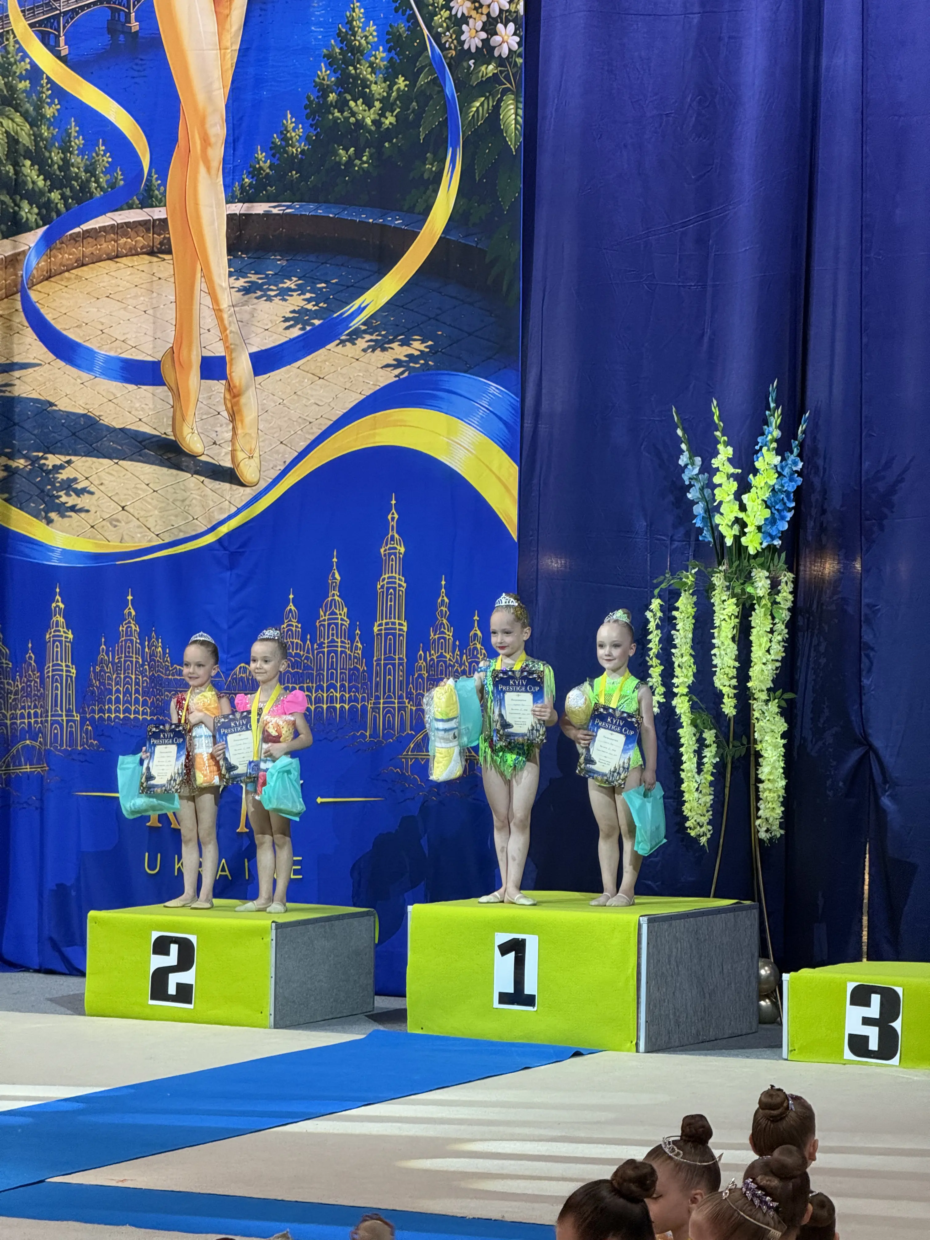 Юні гімнастки Estela з дипломами на пʼєдесталі Kyiv Prestige Cup