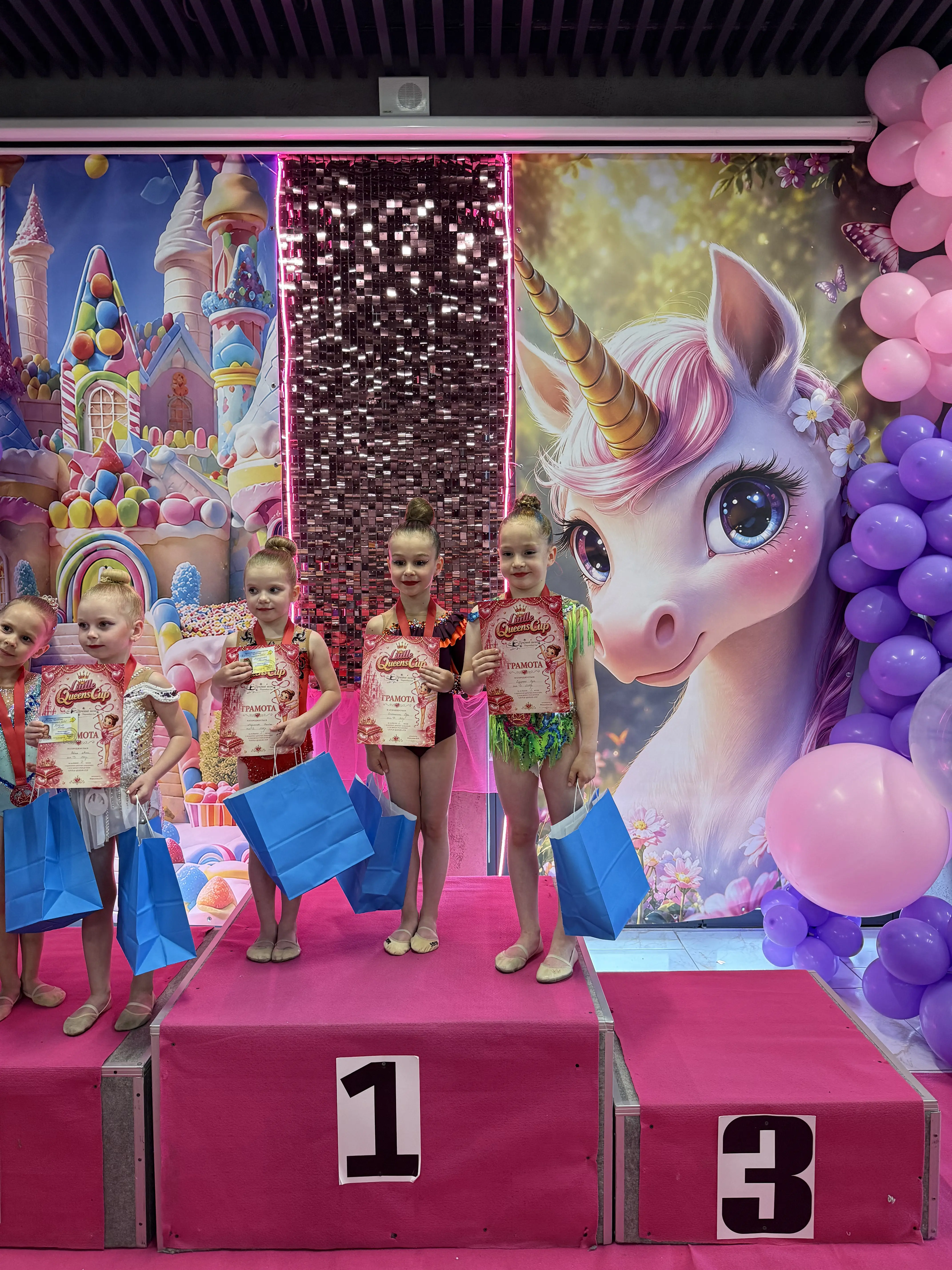 Фото на пʼядесталі гімнастки Estela на першому місці у турнірі 'Little Queens Cup 2026', з художньої гімнастики