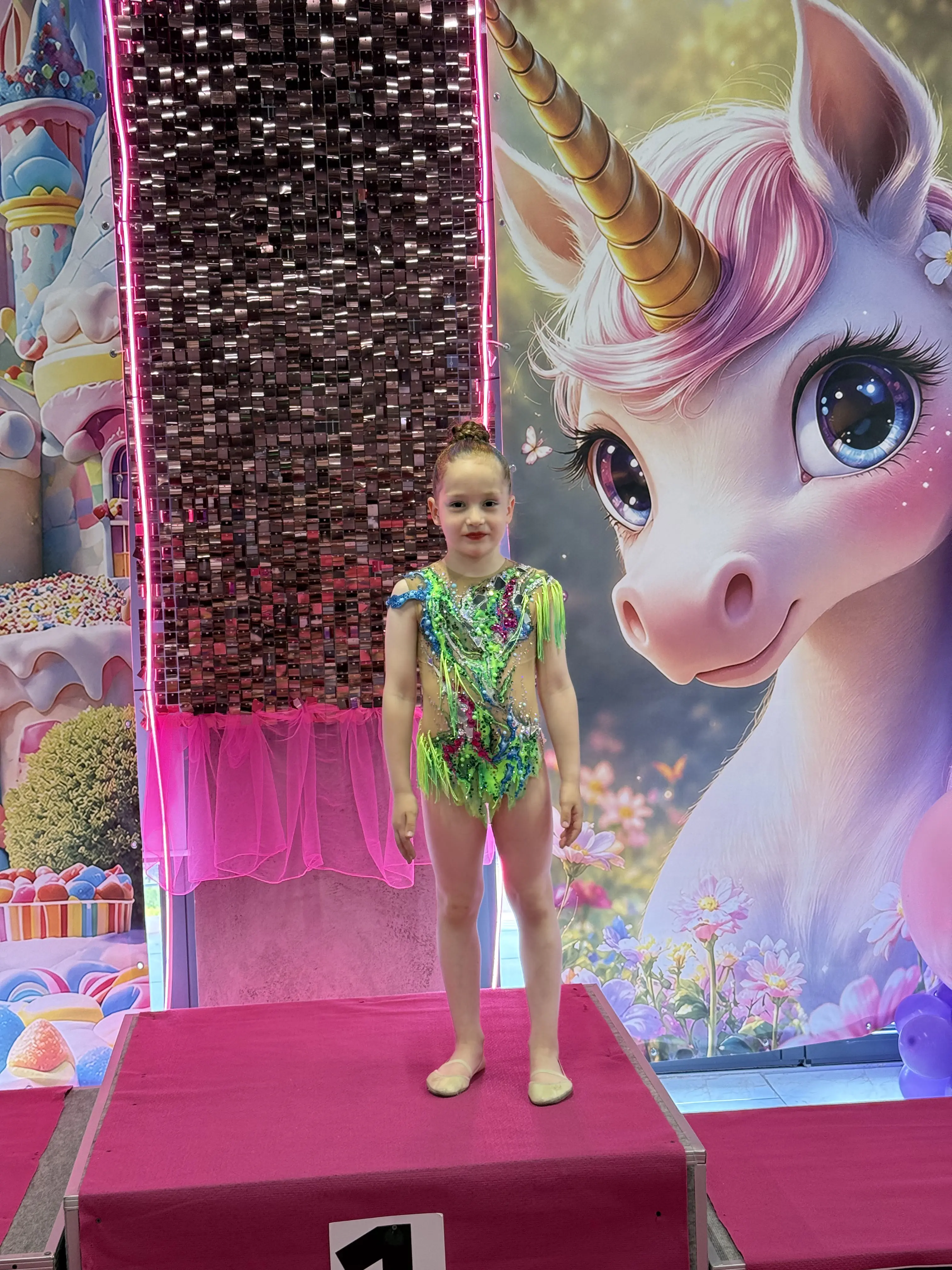 Гімнастка команди Estela на першому місці у турнірі 'Little Queens Cup 2026', з художньої гімнастики